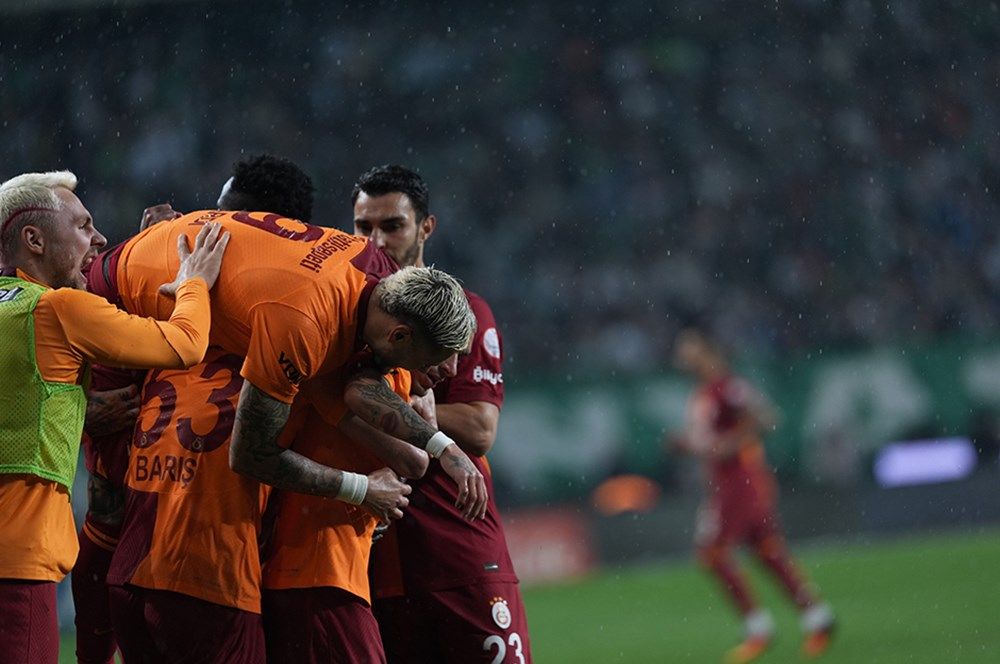 Galatasaray'ın şampiyonluğu Avrupa basınında manşetleri süsledi! "10 yıldır şampiyon olamayan Fenerbahçe'nin üzerinde 100 barajını geçtiler!" 12