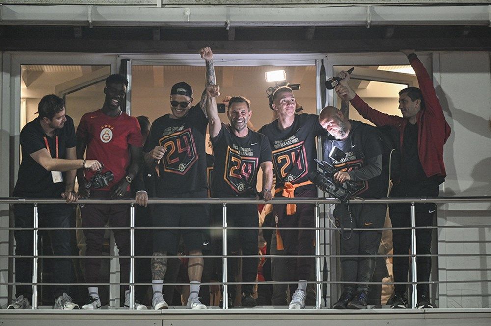 Galatasaray'ın şampiyonluğu Avrupa basınında manşetleri süsledi! "10 yıldır şampiyon olamayan Fenerbahçe'nin üzerinde 100 barajını geçtiler!" 11