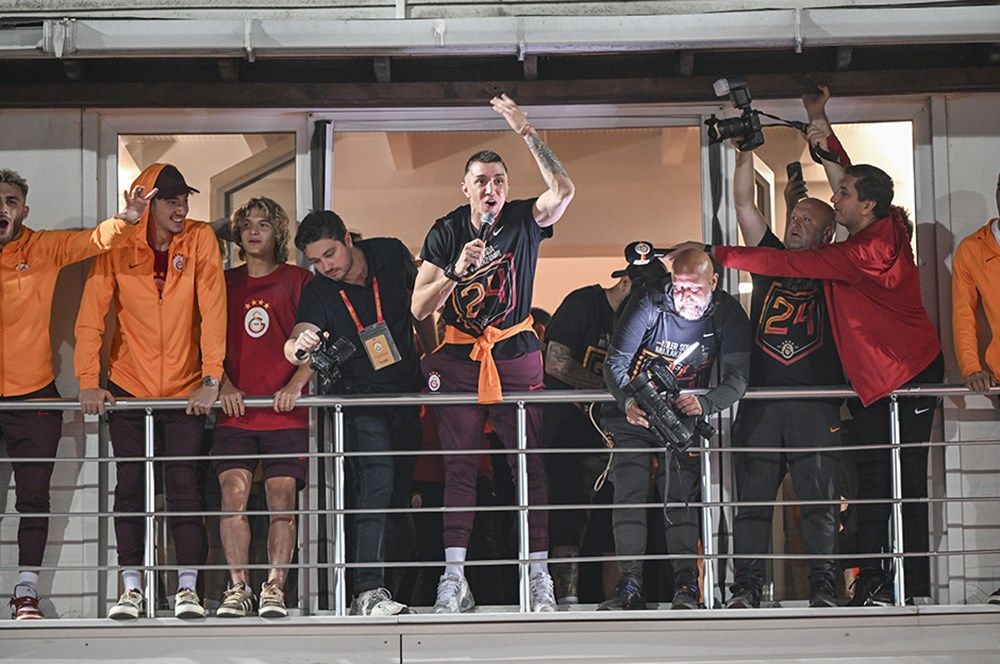 Galatasaray'ın şampiyonluğu Avrupa basınında manşetleri süsledi! "10 yıldır şampiyon olamayan Fenerbahçe'nin üzerinde 100 barajını geçtiler!" 9