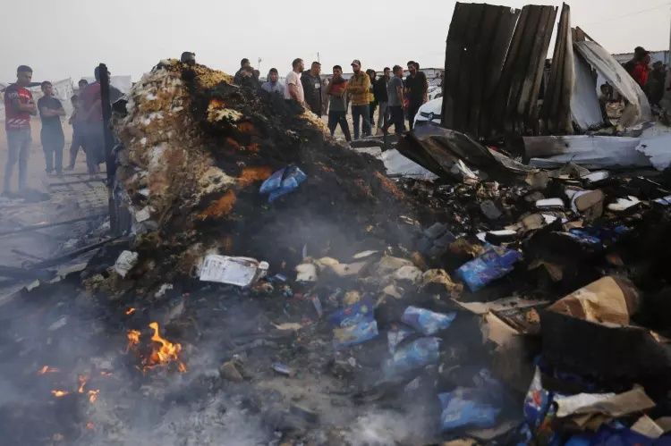 İsrail'in katliam yaptığı Refah'ta çocuklar yanmış enkazlar arasında yiyecek bir şey arıyor... 11