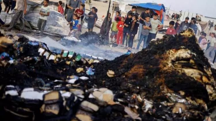 İsrail'in katliam yaptığı Refah'ta çocuklar yanmış enkazlar arasında yiyecek bir şey arıyor... 8