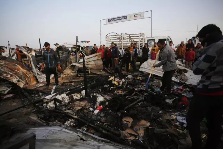 İsrail'in katliam yaptığı Refah'ta çocuklar yanmış enkazlar arasında yiyecek bir şey arıyor... 12