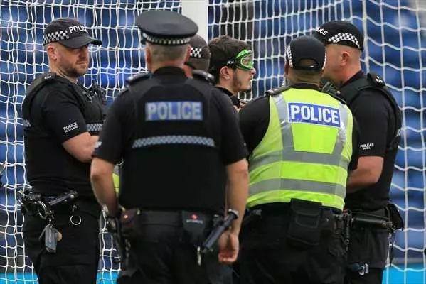 İskoçya - İsrail maçında Filistin protestosu: Kendini direğe zincirledi, İsrail'e kırmızı kartı gösterdi... 14