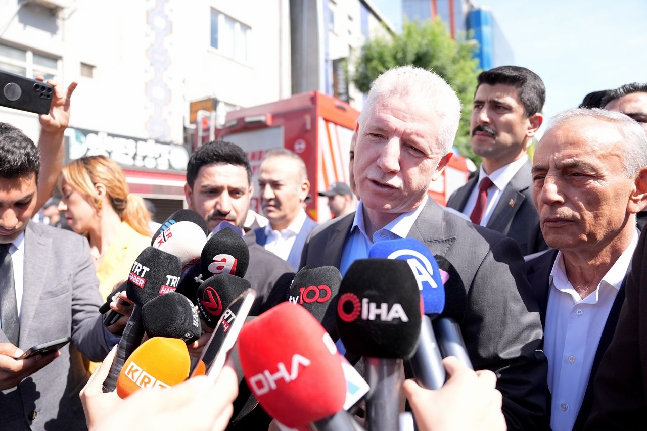 Küçükçekmece'de çöken binanın enkazı altında son kişi de yaralı olarak kurtarıldı! 4