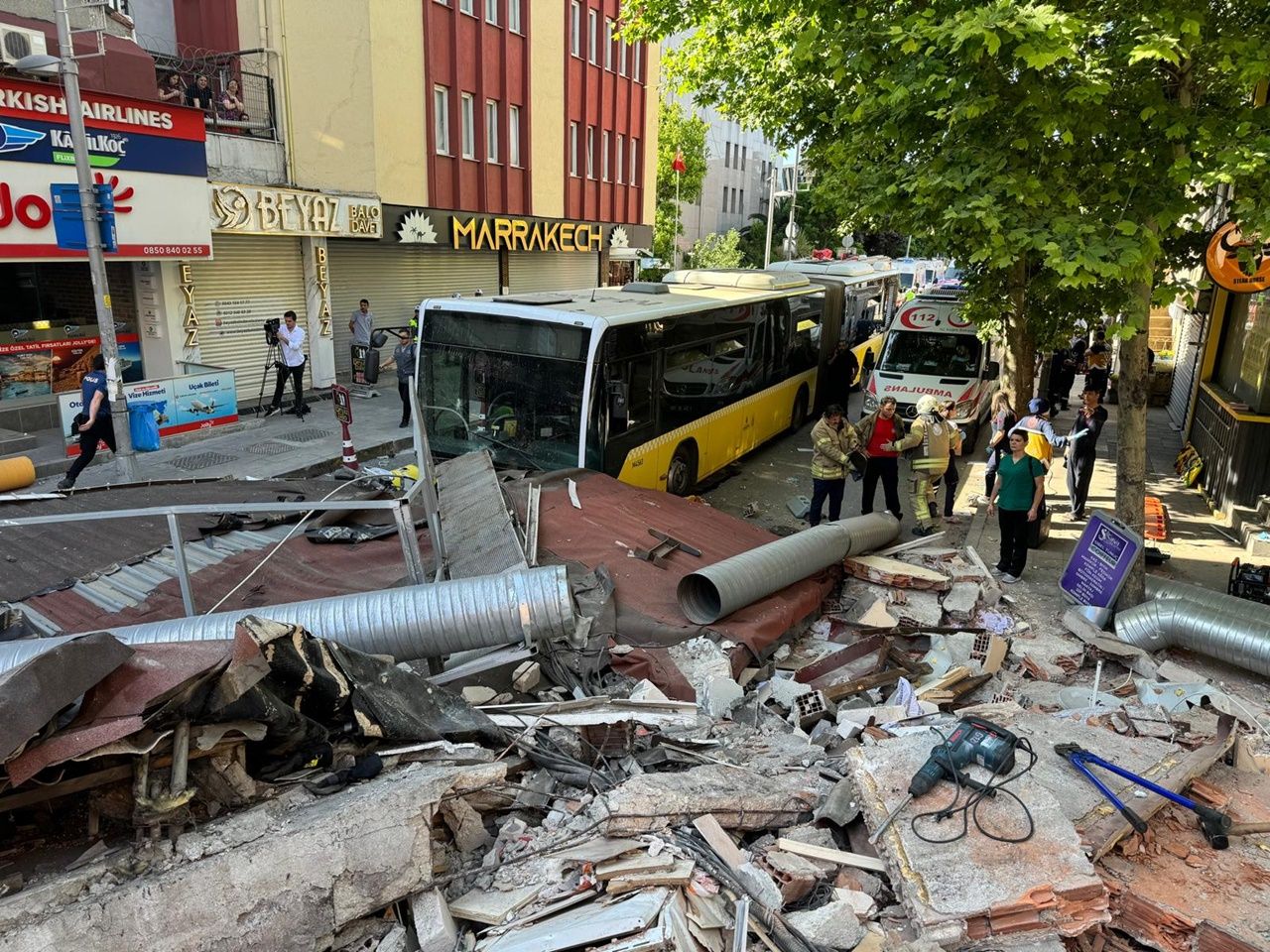 Küçükçekmece'de çöken binanın enkazı altında son kişi de yaralı olarak kurtarıldı! 2