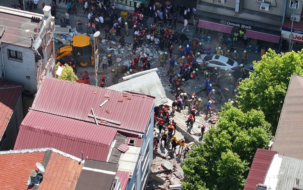 Küçükçekmece'de çöken binanın enkazı altında son kişi de yaralı olarak kurtarıldı! 1