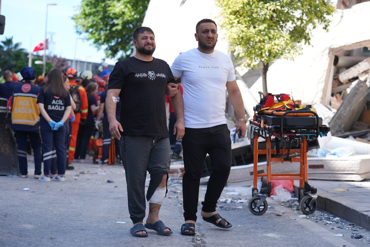 Küçükçekmece'de çöken binanın enkazı altında son kişi de yaralı olarak kurtarıldı! 8