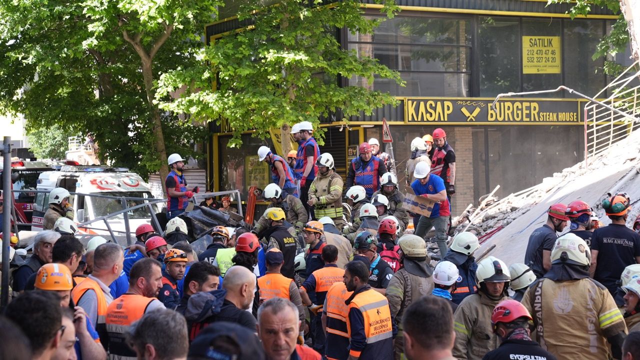 Küçükçekmece'de çöken binanın enkazı altında son kişi de yaralı olarak kurtarıldı! 10