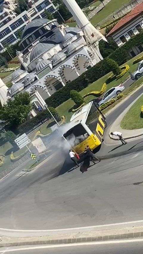 İETT otobüsünden aniden dumanlar yükseldi! Maltepe'de korku dolu anlar... 2