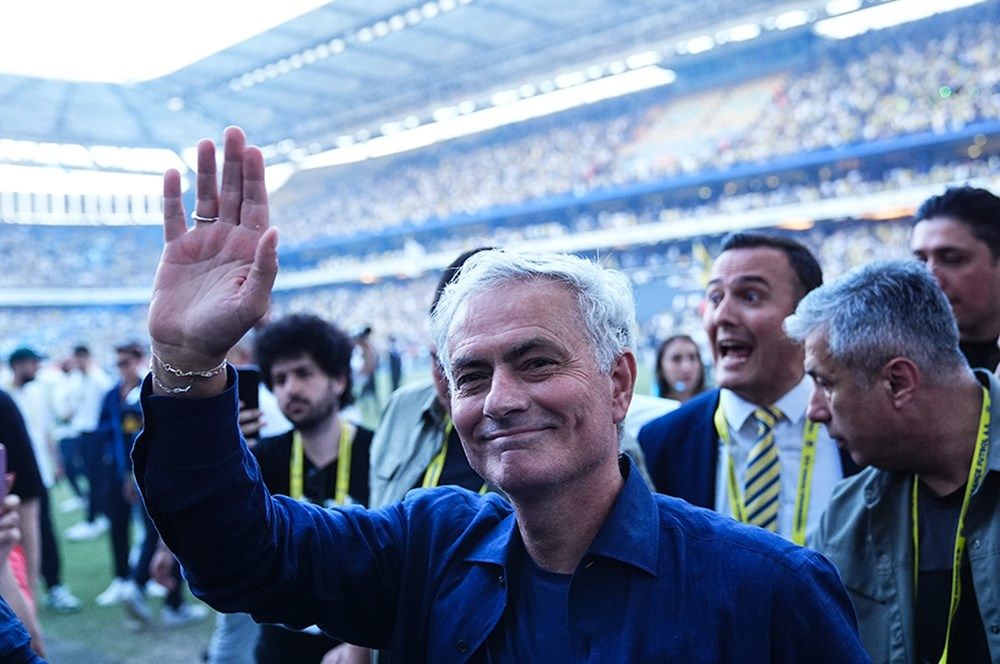 Fenerbahçe'nin Jose Mourinho töreni Avrupa basınında manşetleri süsledi: "İstanbul'da çılgın atmosfer! Mourinho pop yıldızı gibi karşılandı" 1