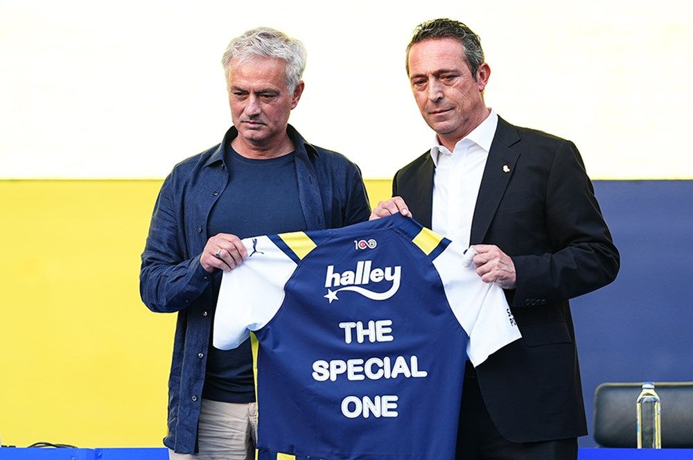 Fenerbahçe'nin Jose Mourinho töreni Avrupa basınında manşetleri süsledi: "İstanbul'da çılgın atmosfer! Mourinho pop yıldızı gibi karşılandı" 17