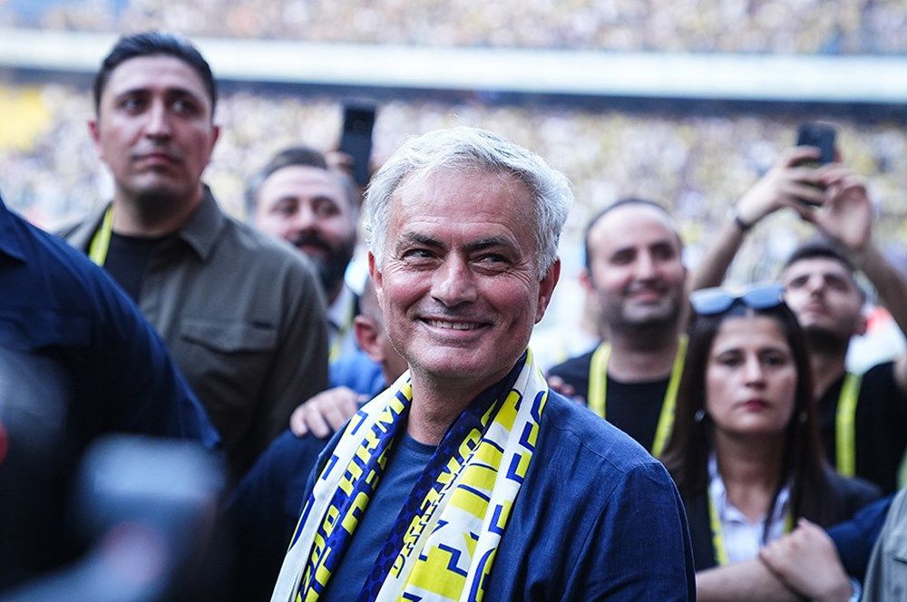 Fenerbahçe'nin Jose Mourinho töreni Avrupa basınında manşetleri süsledi: "İstanbul'da çılgın atmosfer! Mourinho pop yıldızı gibi karşılandı" 10