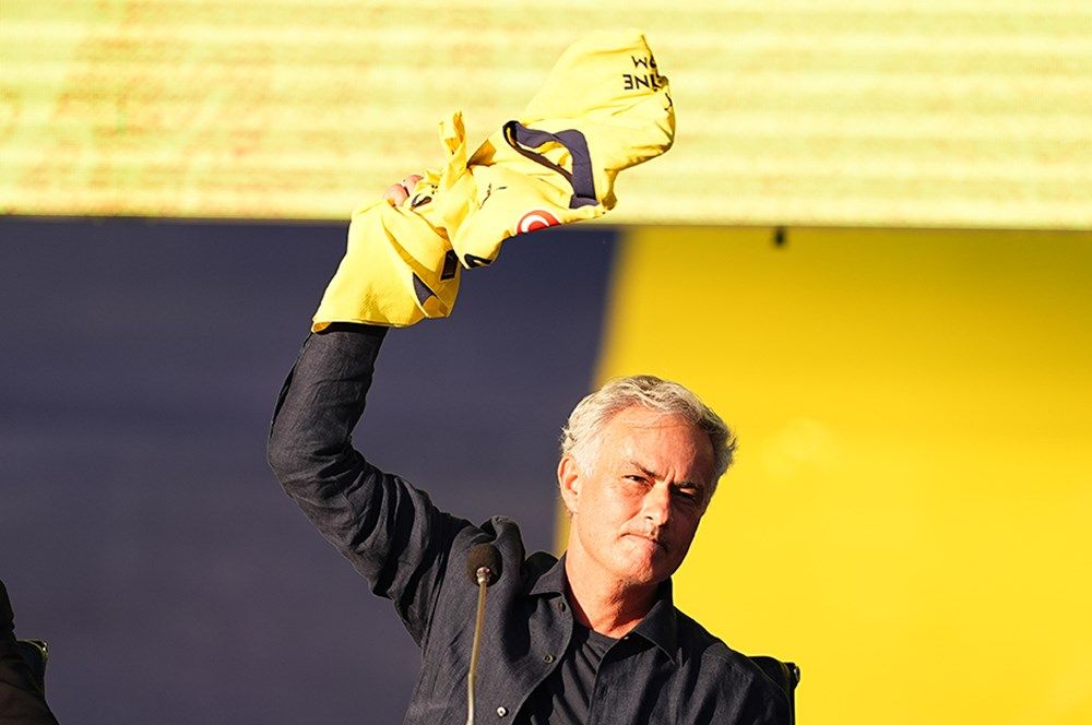 Fenerbahçe'nin Jose Mourinho töreni Avrupa basınında manşetleri süsledi: "İstanbul'da çılgın atmosfer! Mourinho pop yıldızı gibi karşılandı" 4