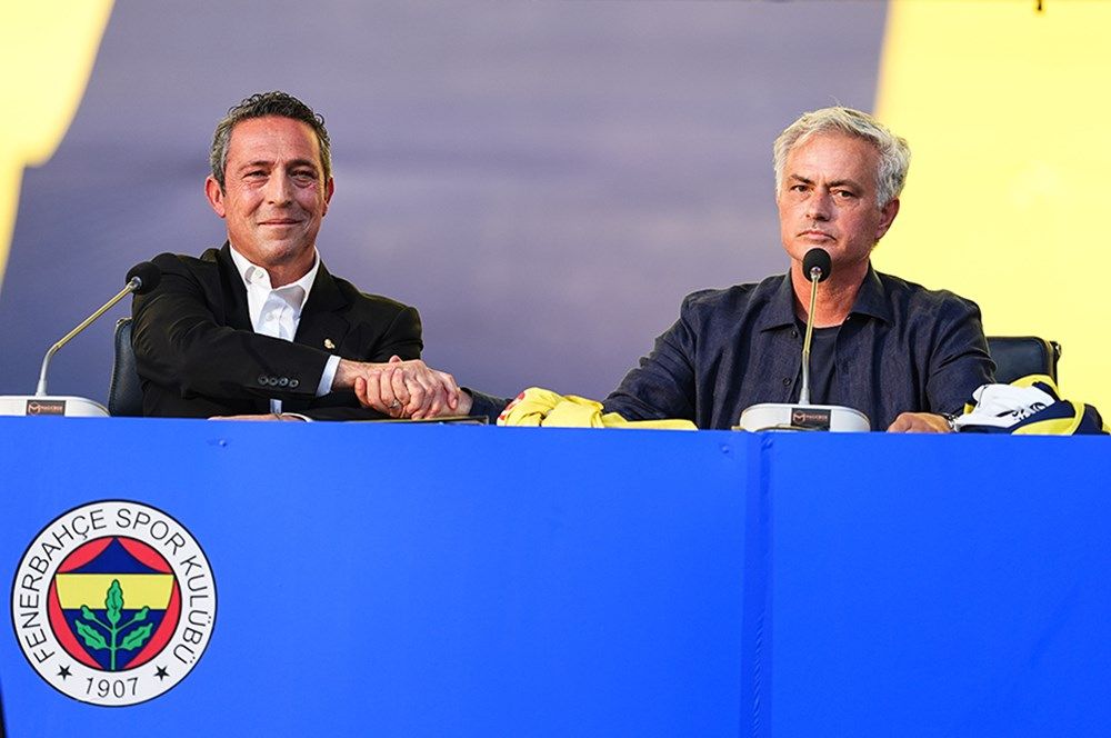 Fenerbahçe'nin Jose Mourinho töreni Avrupa basınında manşetleri süsledi: "İstanbul'da çılgın atmosfer! Mourinho pop yıldızı gibi karşılandı" 15