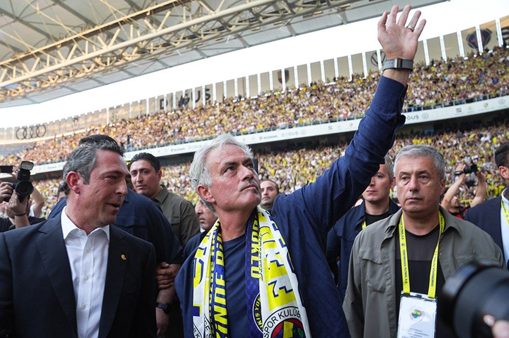 Fenerbahçe'nin Jose Mourinho töreni Avrupa basınında manşetleri süsledi: "İstanbul'da çılgın atmosfer! Mourinho pop yıldızı gibi karşılandı" 14