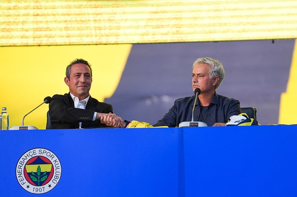 Fenerbahçe'nin Jose Mourinho töreni Avrupa basınında manşetleri süsledi: "İstanbul'da çılgın atmosfer! Mourinho pop yıldızı gibi karşılandı" 8