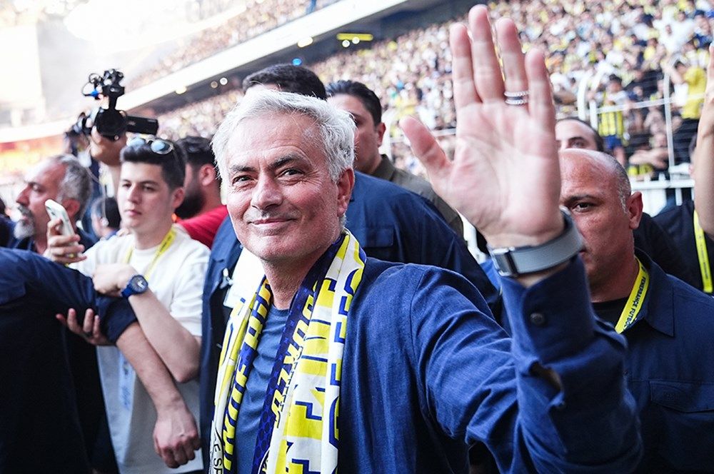 Fenerbahçe'nin Jose Mourinho töreni Avrupa basınında manşetleri süsledi: "İstanbul'da çılgın atmosfer! Mourinho pop yıldızı gibi karşılandı" 13