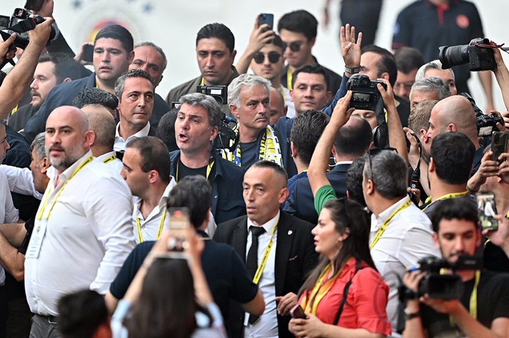 Fenerbahçe'nin Jose Mourinho töreni Avrupa basınında manşetleri süsledi: "İstanbul'da çılgın atmosfer! Mourinho pop yıldızı gibi karşılandı" 3