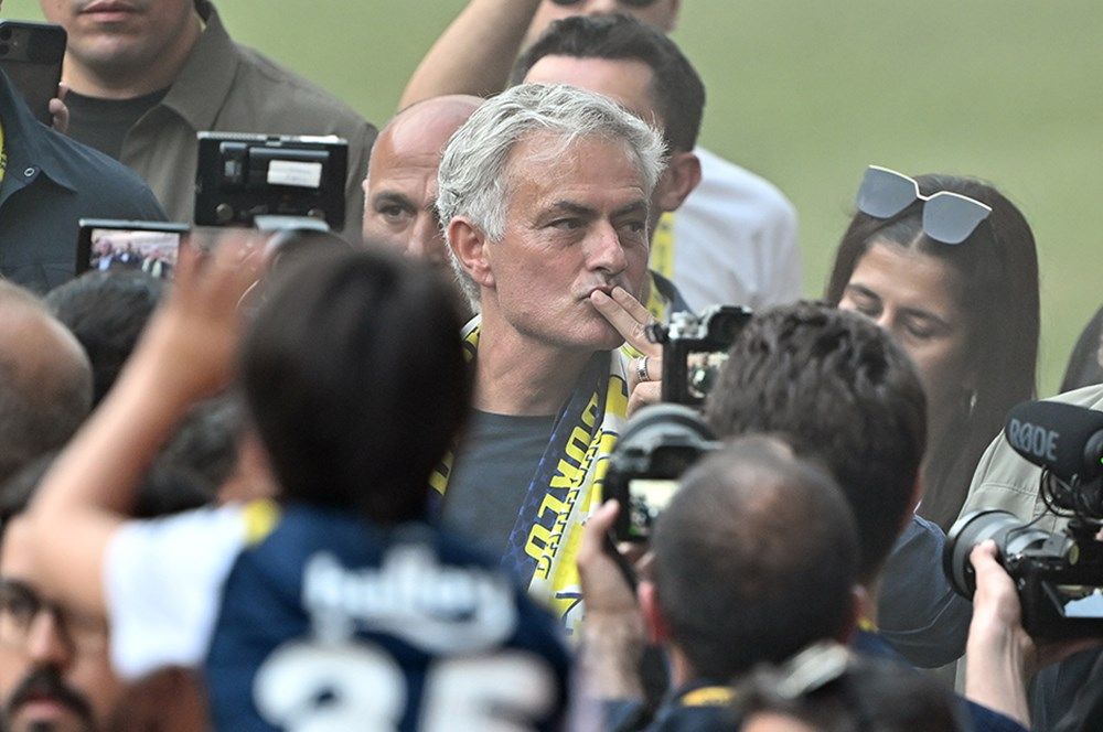Fenerbahçe'nin Jose Mourinho töreni Avrupa basınında manşetleri süsledi: "İstanbul'da çılgın atmosfer! Mourinho pop yıldızı gibi karşılandı" 5