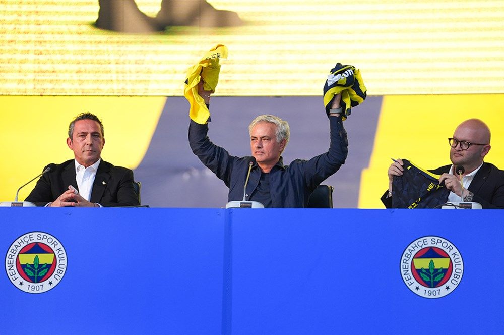 Fenerbahçe'nin Jose Mourinho töreni Avrupa basınında manşetleri süsledi: "İstanbul'da çılgın atmosfer! Mourinho pop yıldızı gibi karşılandı" 12