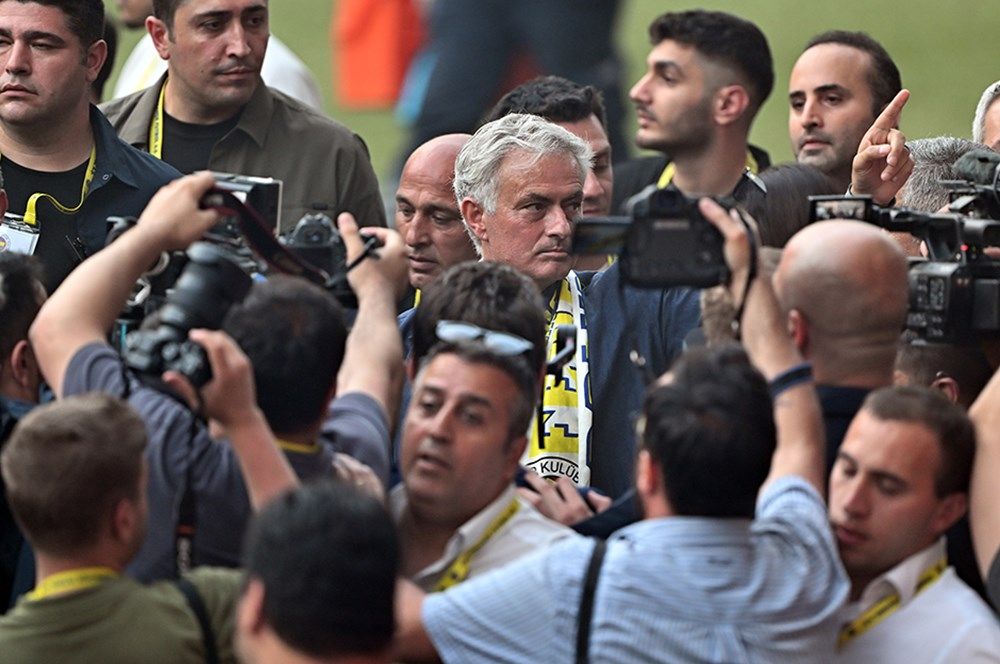 Fenerbahçe'nin Jose Mourinho töreni Avrupa basınında manşetleri süsledi: "İstanbul'da çılgın atmosfer! Mourinho pop yıldızı gibi karşılandı" 6