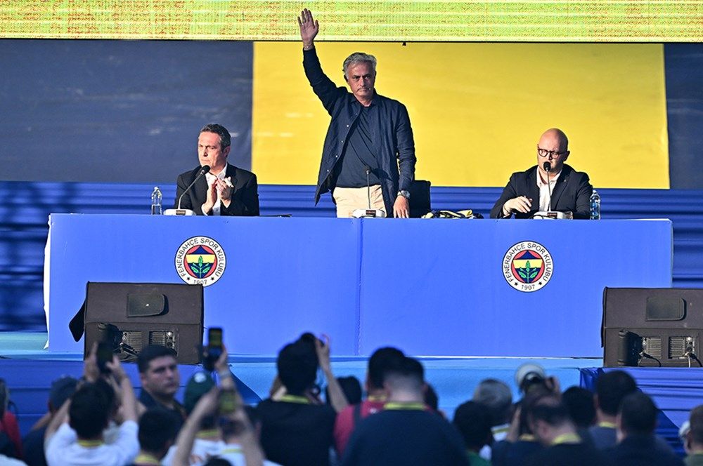 Fenerbahçe'nin Jose Mourinho töreni Avrupa basınında manşetleri süsledi: "İstanbul'da çılgın atmosfer! Mourinho pop yıldızı gibi karşılandı" 16