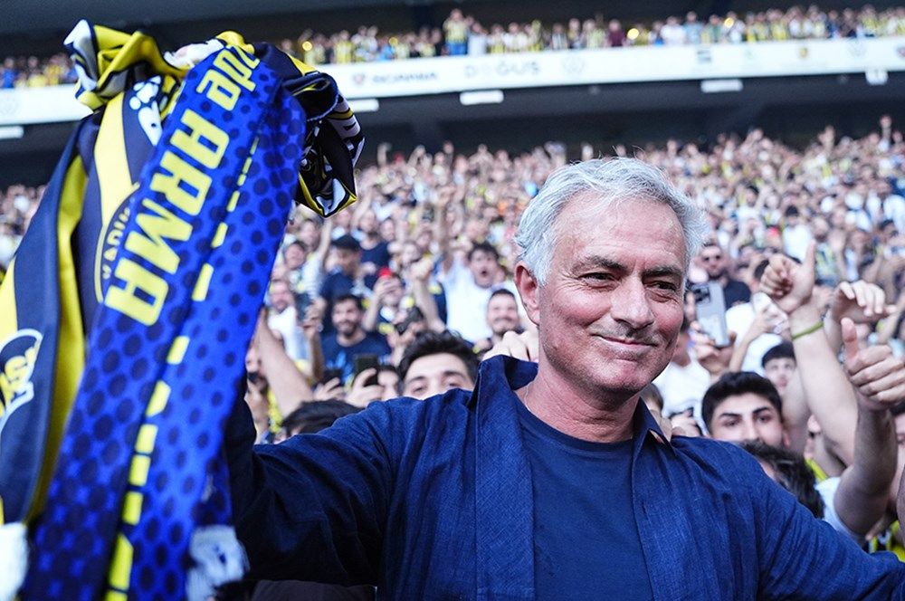 Fenerbahçe'nin Jose Mourinho töreni Avrupa basınında manşetleri süsledi: "İstanbul'da çılgın atmosfer! Mourinho pop yıldızı gibi karşılandı" 11