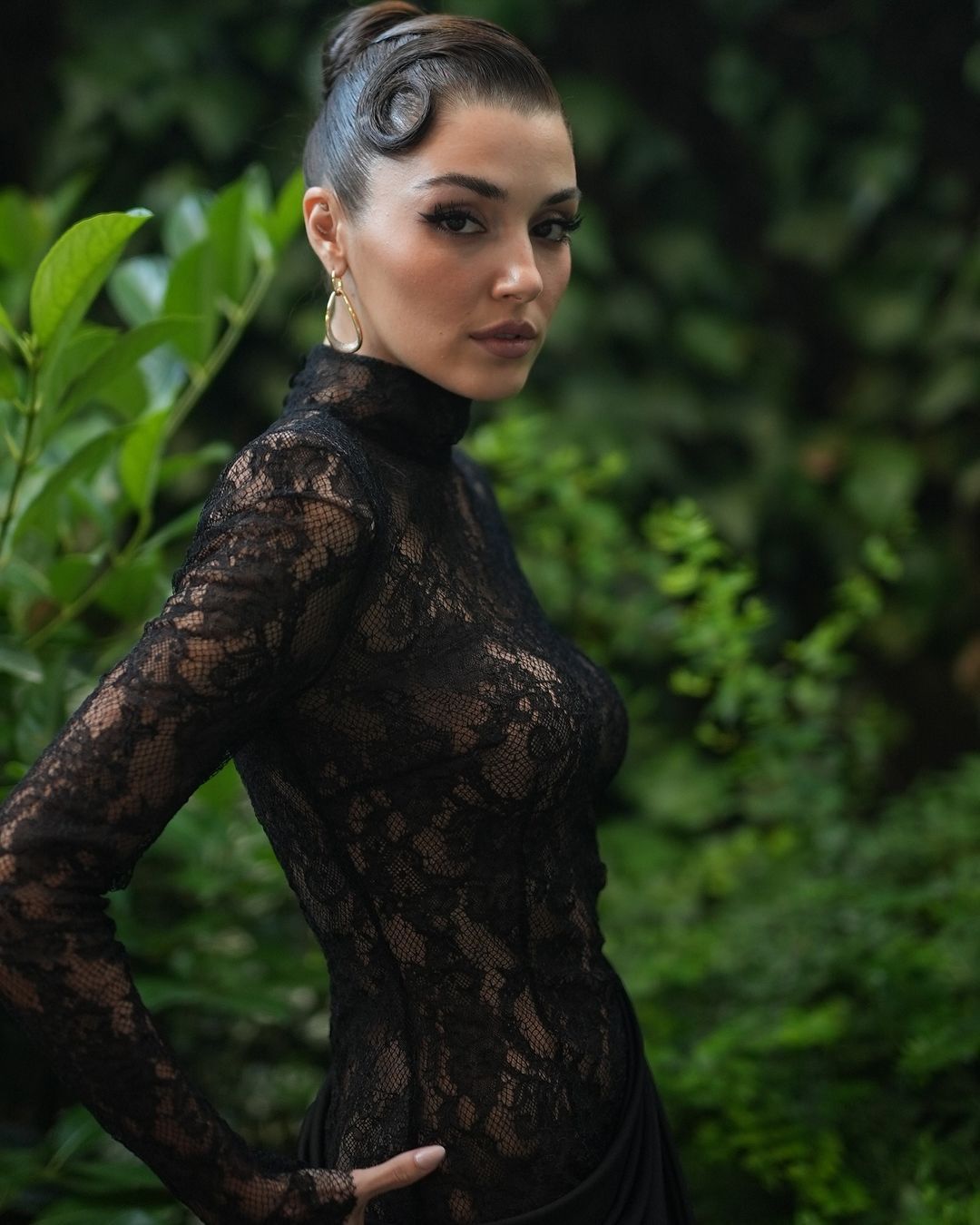 Hande Erçel'in Elle Style Awards ödül törenindeki zor anları! Elbisesinin azizliğine uğradı 2