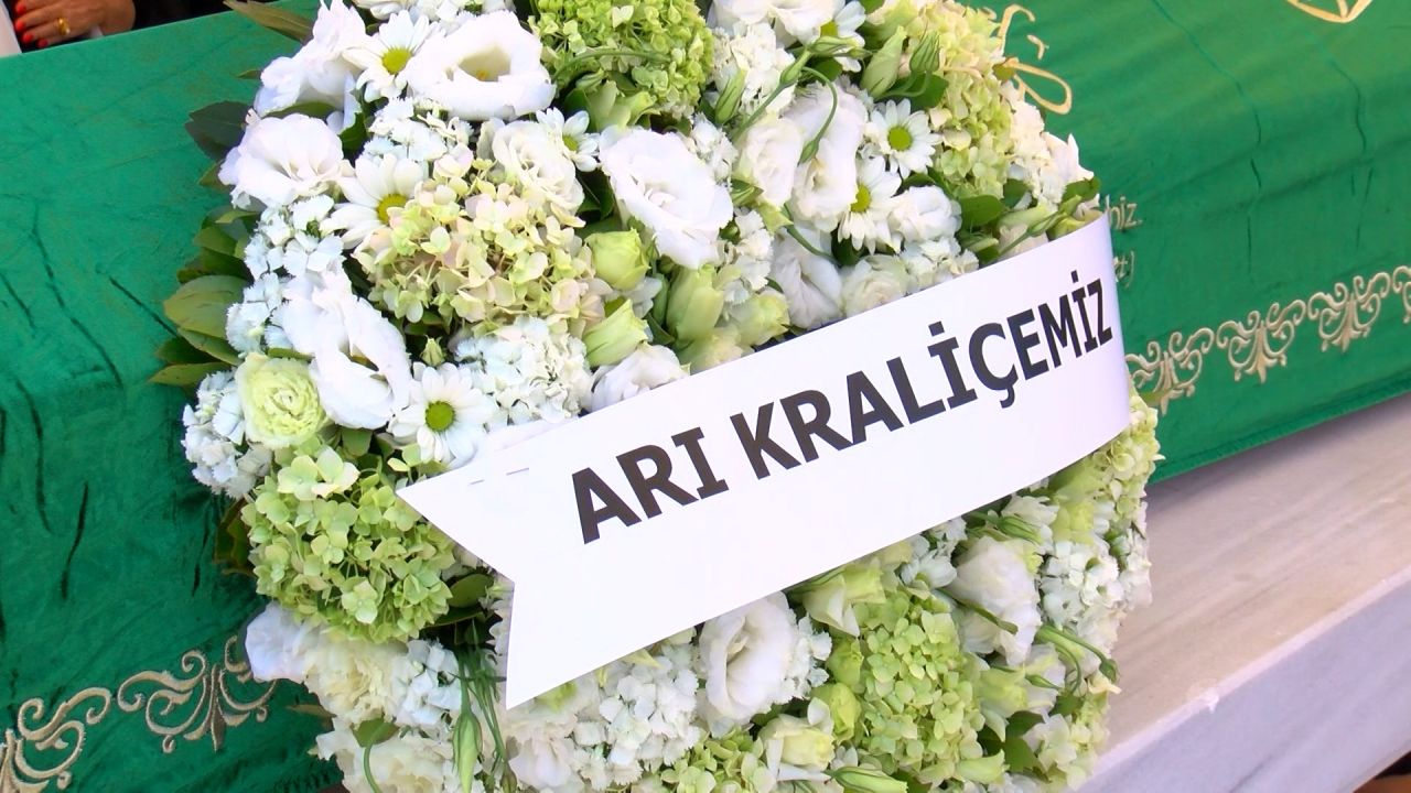 Eşinin ölümüne sadece 17 gün dayanabilmişti! Erkan Yolaç'ın eşi Asuman Tuğberk Yolaç son yolculuğuna uğurlandı 8
