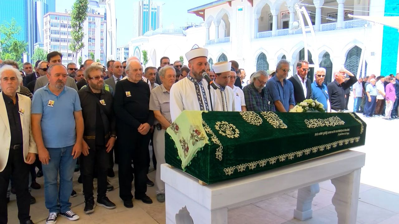 Eşinin ölümüne sadece 17 gün dayanabilmişti! Erkan Yolaç'ın eşi Asuman Tuğberk Yolaç son yolculuğuna uğurlandı 9