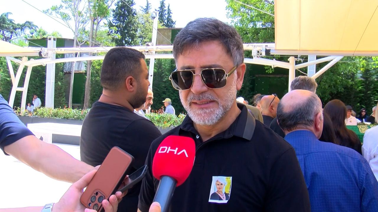 Eşinin ölümüne sadece 17 gün dayanabilmişti! Erkan Yolaç'ın eşi Asuman Tuğberk Yolaç son yolculuğuna uğurlandı 6