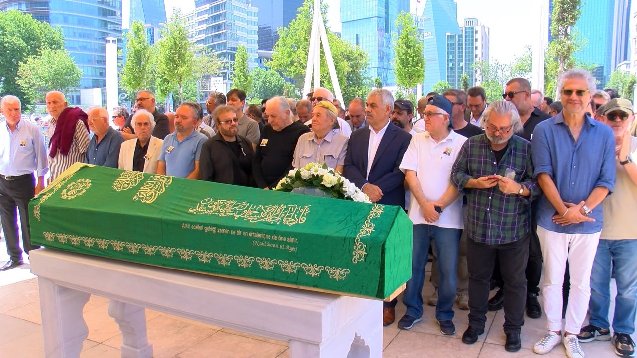 Eşinin ölümüne sadece 17 gün dayanabilmişti! Erkan Yolaç'ın eşi Asuman Tuğberk Yolaç son yolculuğuna uğurlandı 2
