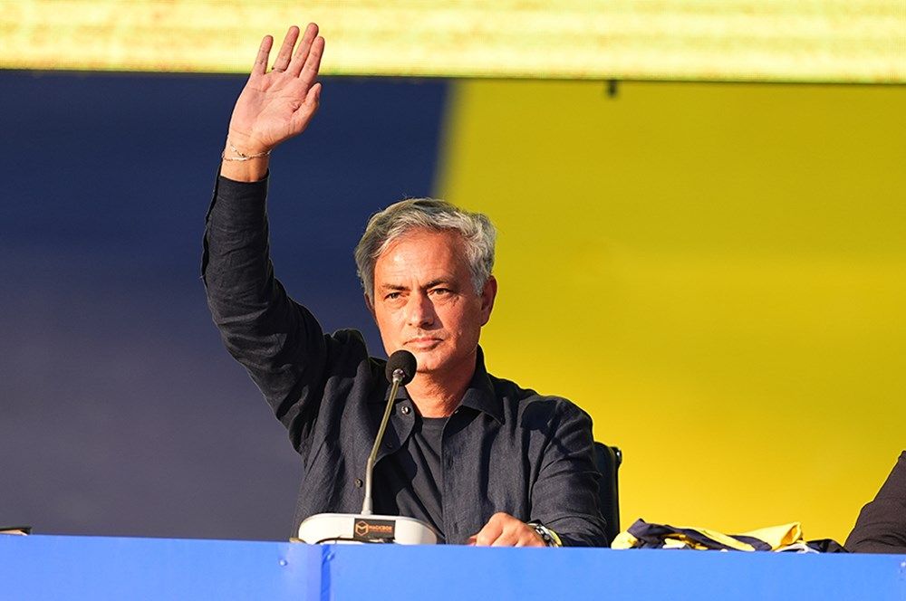 Jose Mourinho, transfer için kolları sıvadı! Fenerbahçe, 1 stoper, 1 orta saha, 2 kanat ve 1 forvet için atağa kalktı 1