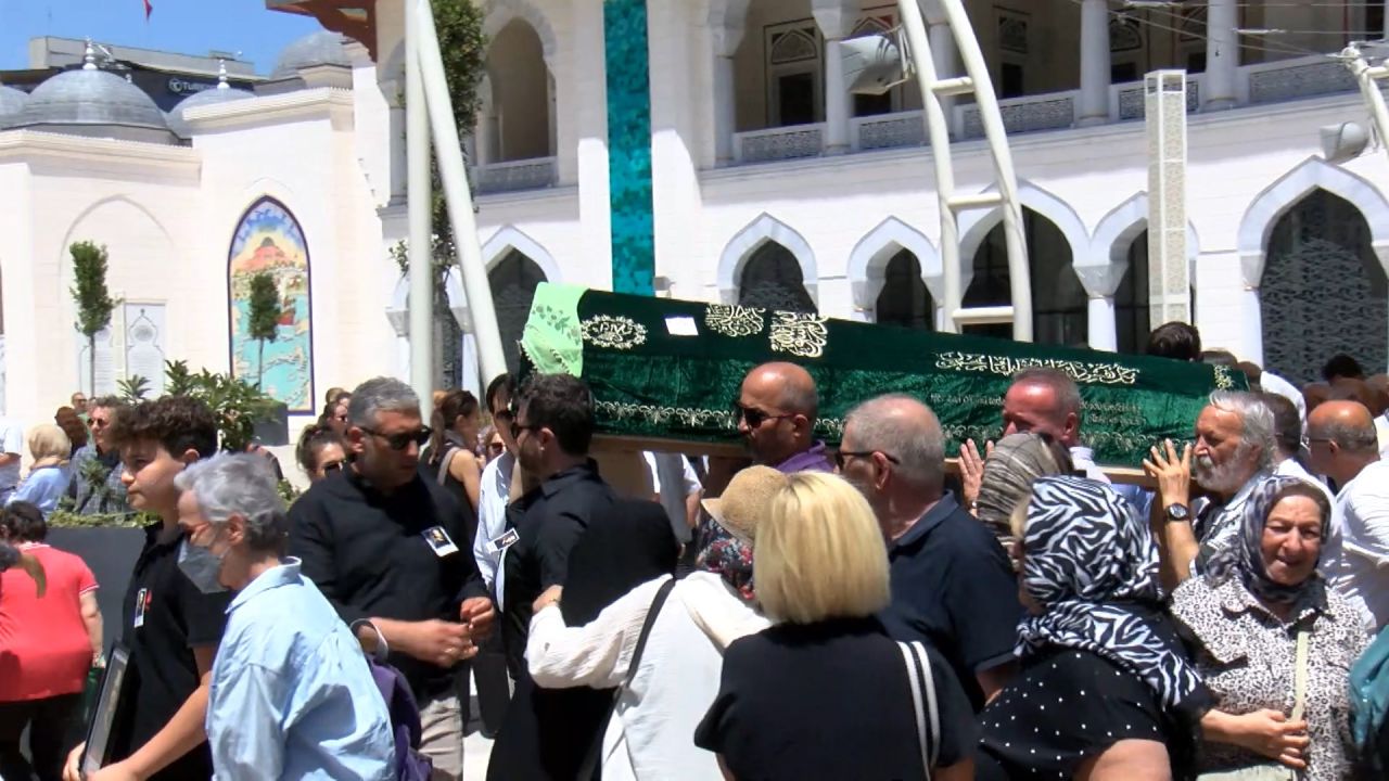 Aşk-ı Memnu'nun Şayeste'si oyuncu Fatma Karanfil son yolculuğuna uğurlandı 5