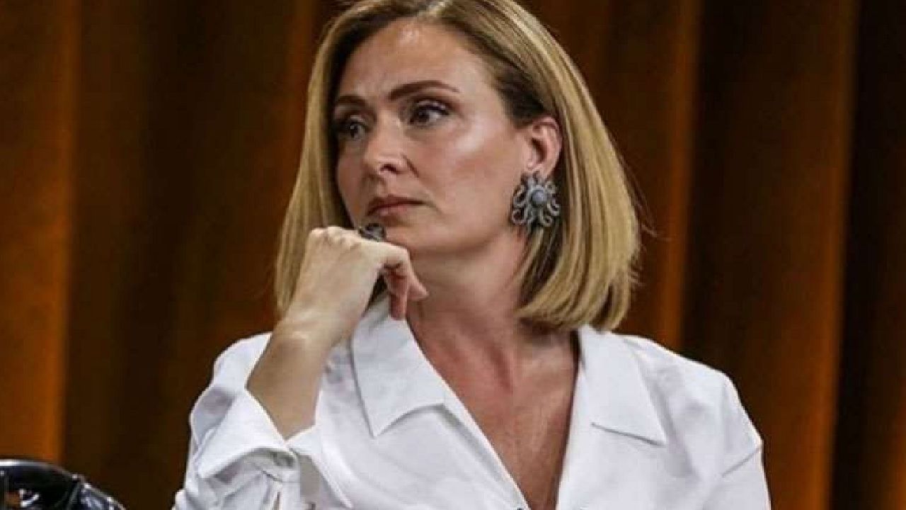 Ceyda Düvenci ve gündemden düşmüyor! Ödül gecesinde Çok Güzel Hareketler ekibi ile gerginlik yaşadı... 2