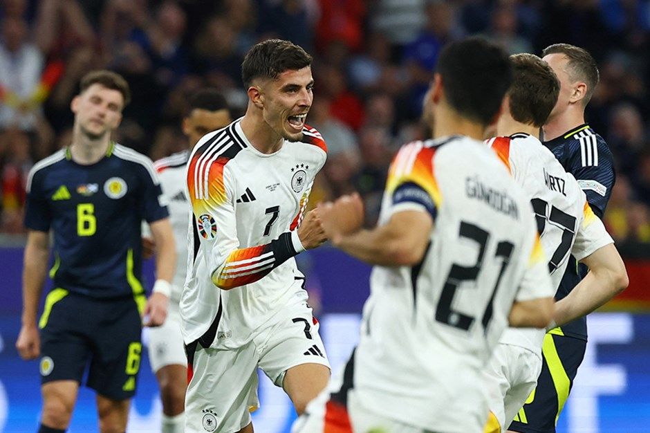 Futbolda bir ilk: VAR kararı stadyumdaki ekranda açıklandı! 1