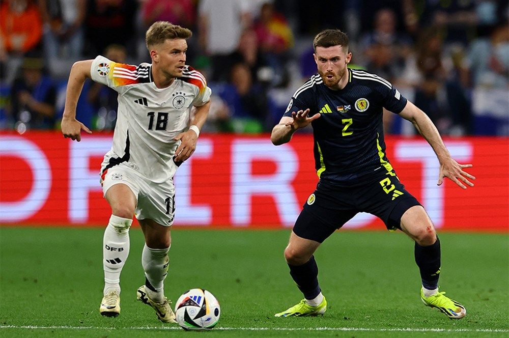 Futbolda bir ilk: VAR kararı stadyumdaki ekranda açıklandı! 5