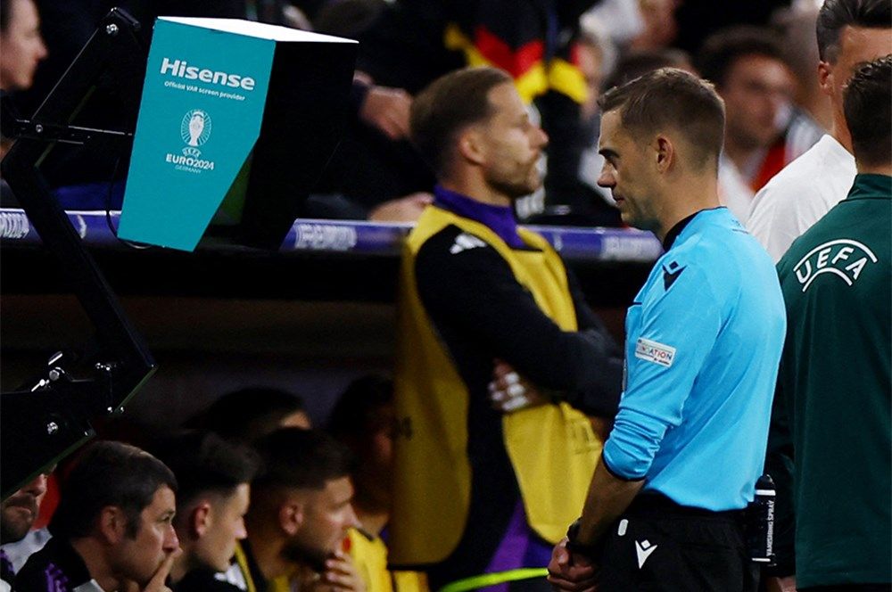 Futbolda bir ilk: VAR kararı stadyumdaki ekranda açıklandı! 3