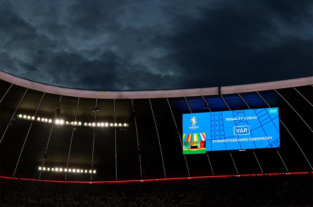 Futbolda bir ilk: VAR kararı stadyumdaki ekranda açıklandı! 6