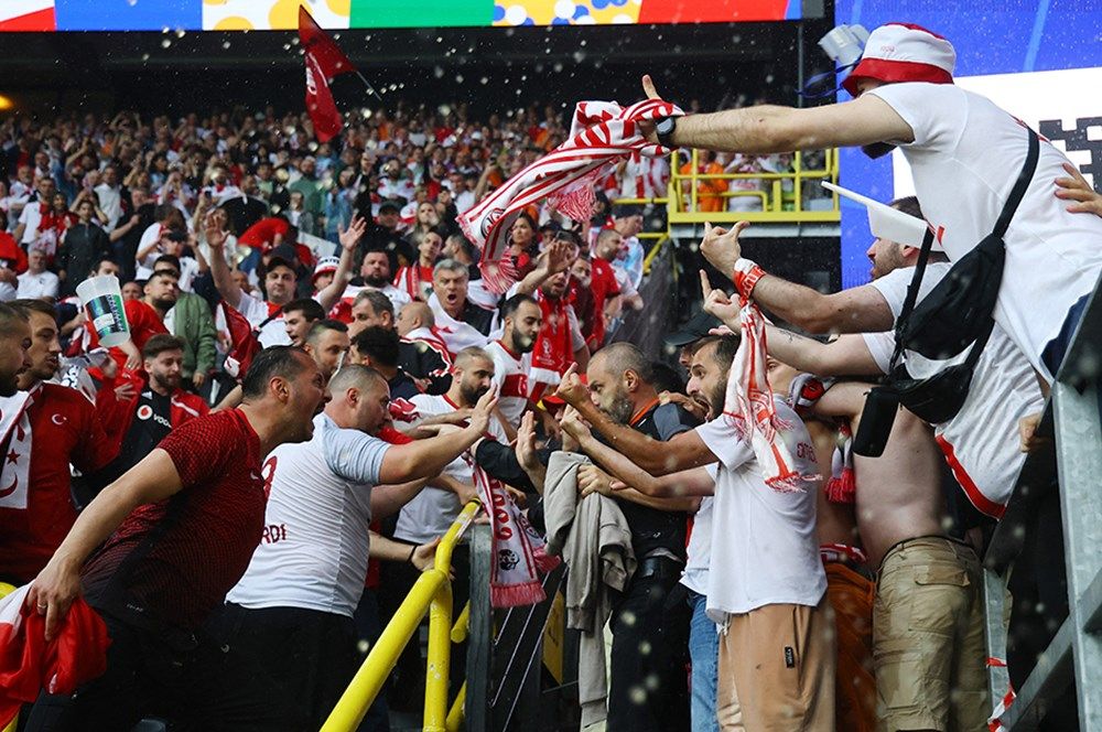 Türkiye - Gürcistan maçı öncesi tribünlerde kavga! 2