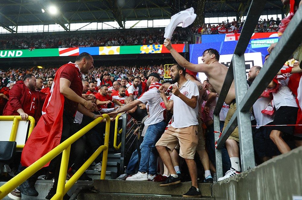 Türkiye - Gürcistan maçı öncesi tribünlerde kavga! 10