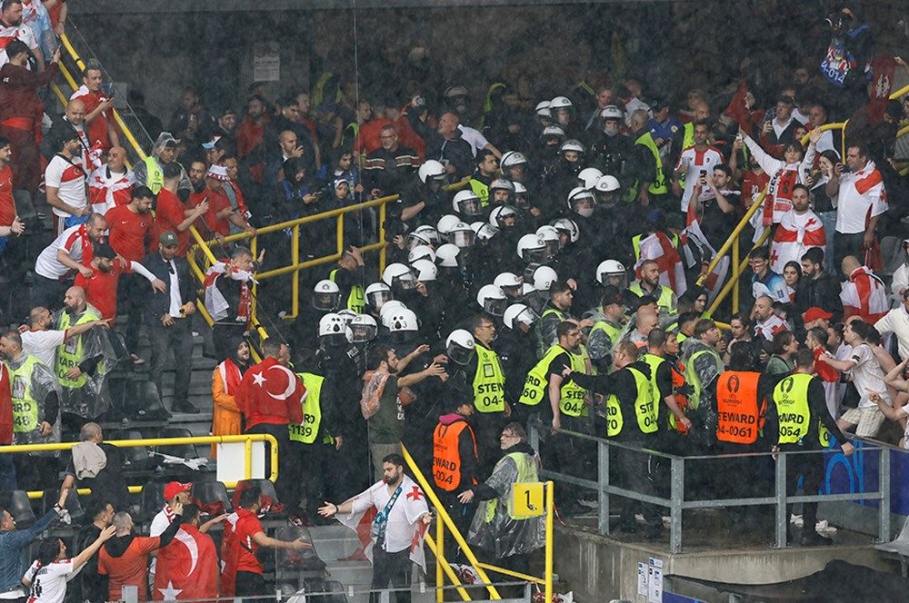 Türkiye - Gürcistan maçı öncesi tribünlerde kavga! 11