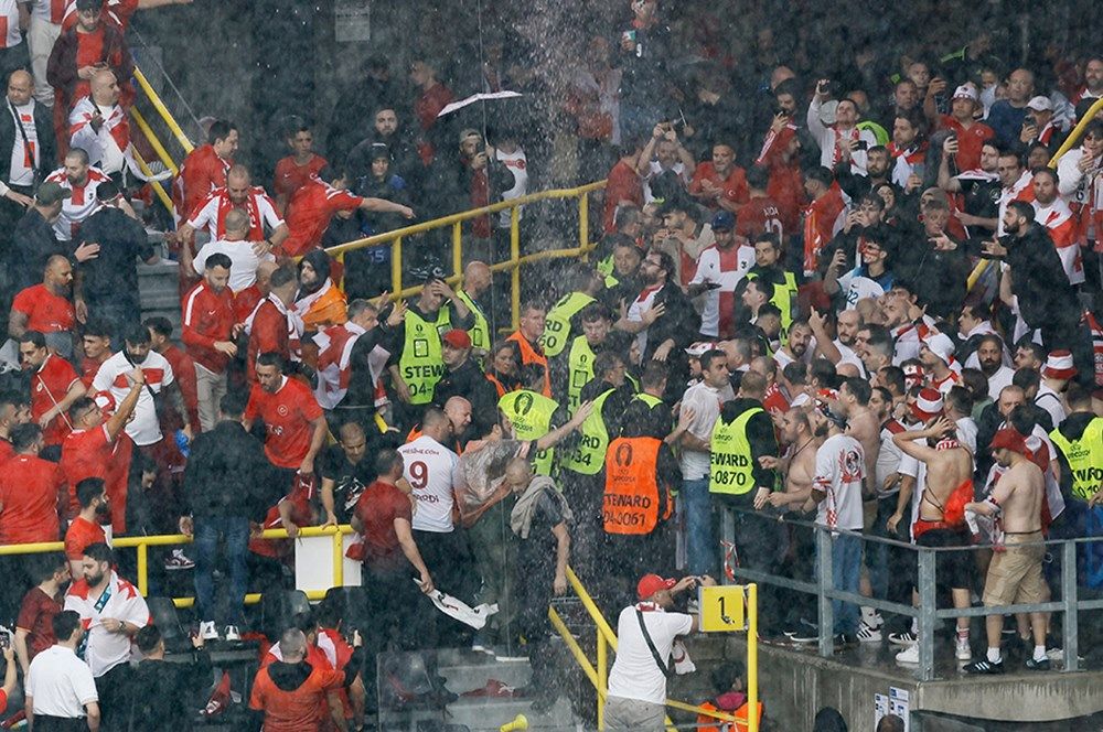 Türkiye - Gürcistan maçı öncesi tribünlerde kavga! 12