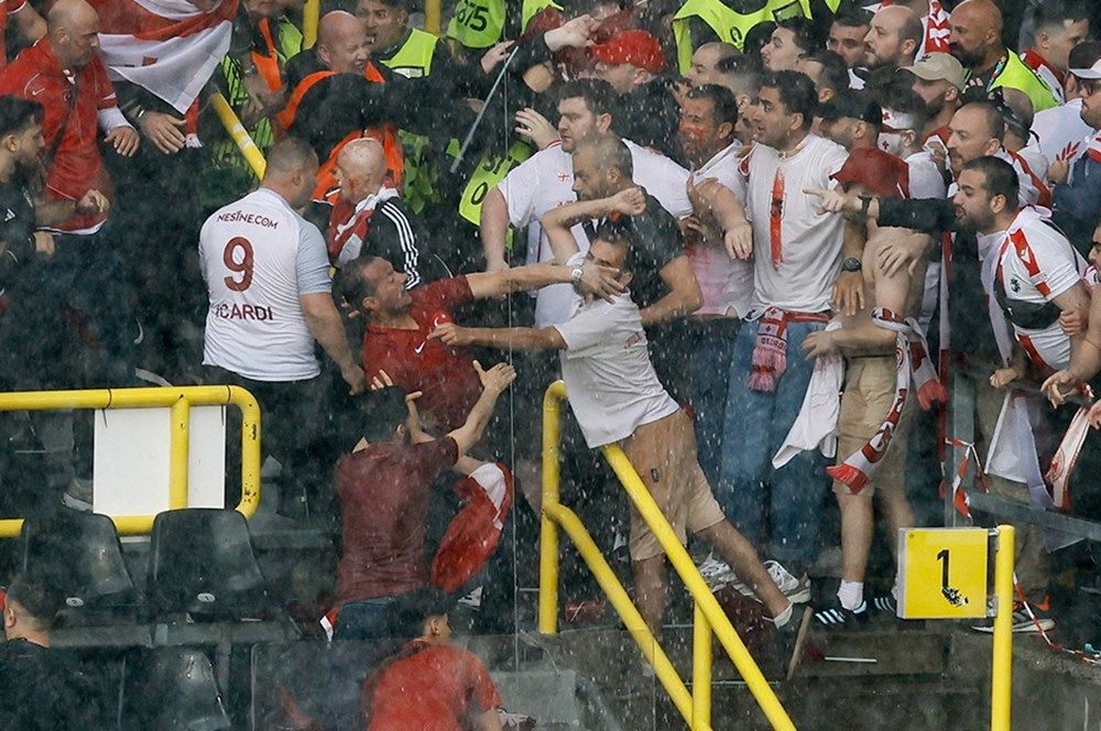 Türkiye - Gürcistan maçı öncesi tribünlerde kavga! 1