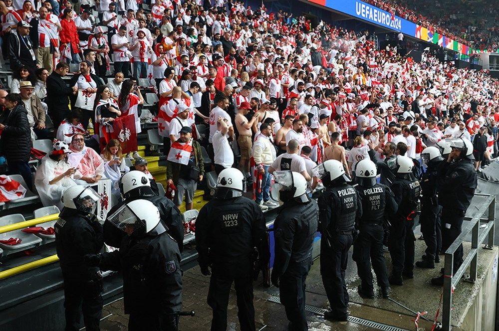 Türkiye - Gürcistan maçı öncesi tribünlerde kavga! 3