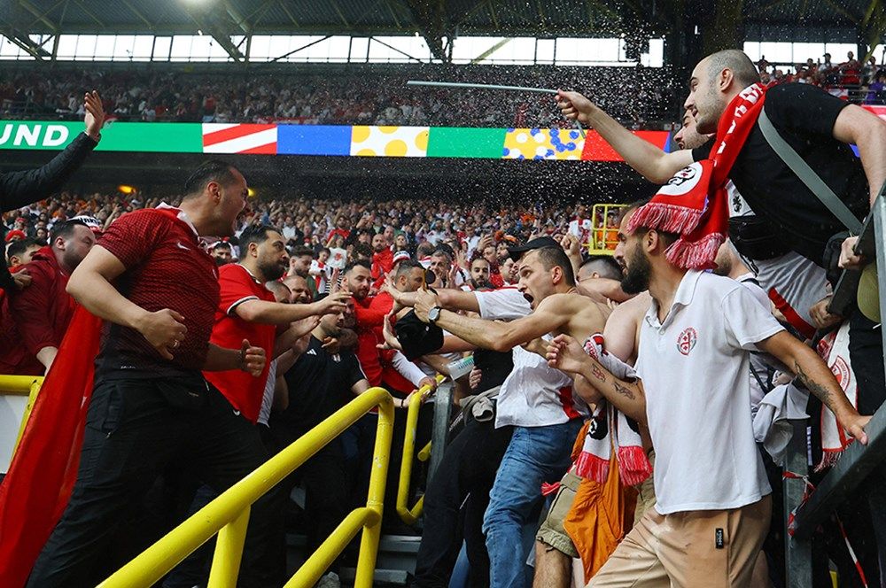 Türkiye - Gürcistan maçı öncesi tribünlerde kavga! 4