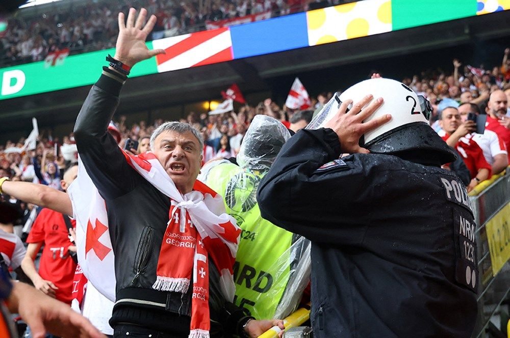 Türkiye - Gürcistan maçı öncesi tribünlerde kavga! 5