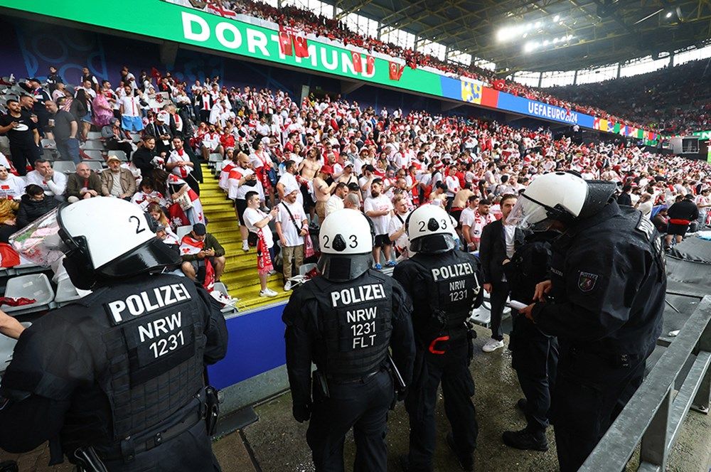 Türkiye - Gürcistan maçı öncesi tribünlerde kavga! 6