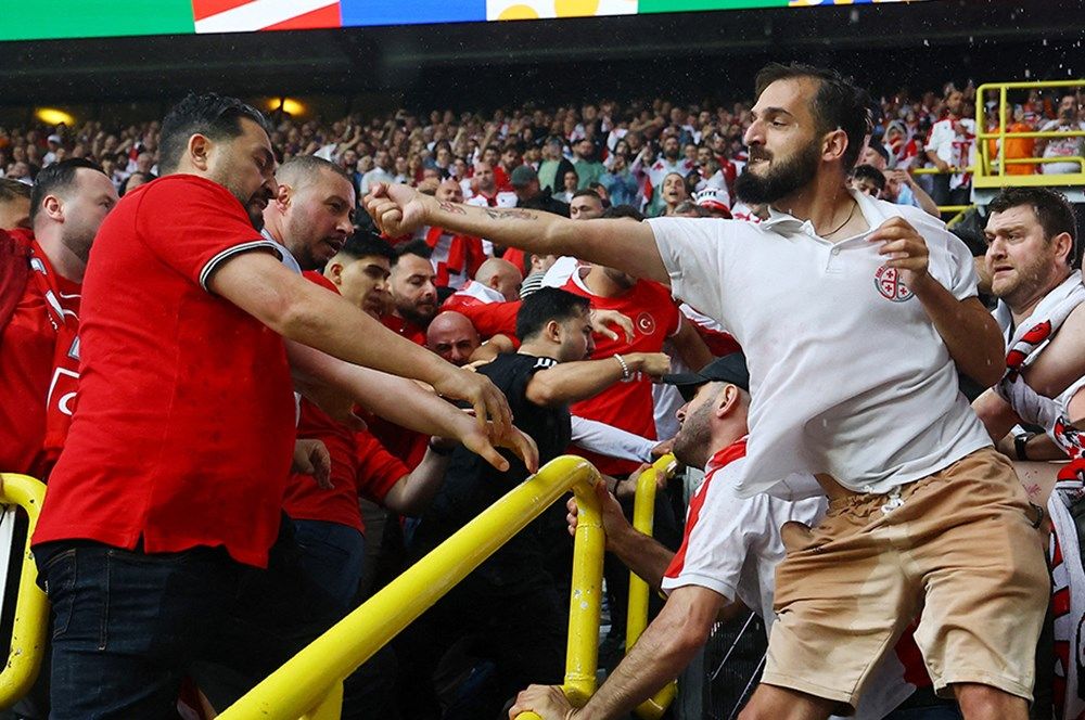 Türkiye - Gürcistan maçı öncesi tribünlerde kavga! 7