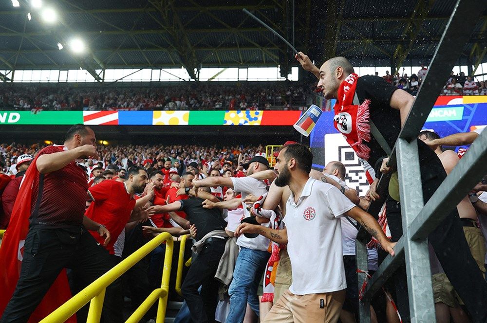 Türkiye - Gürcistan maçı öncesi tribünlerde kavga! 8
